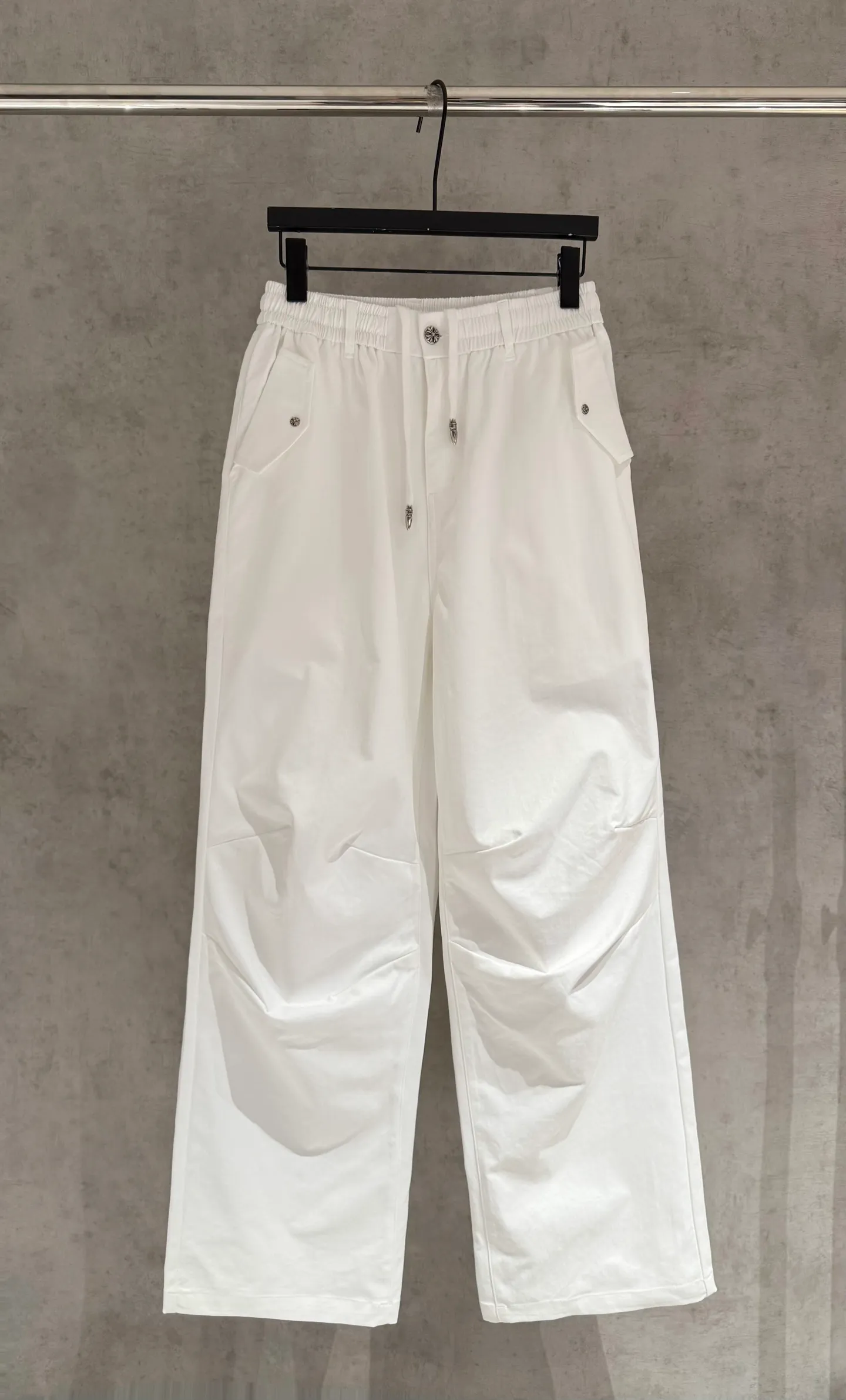 🅿️390 [Strict quality control] CH Crow Heart heavyweight Crow paratrooper pants with colorful crosses. More than 20 customized cross leather sets. Customized Crow Heart hardware. Loose and lazy version, waist size 66-100 can be controlled. More than 20 fabrics are custom-woven and dyed. The front needs to be carbon-milled and then sanded (the surface of the pants has a velvet feel and is comfortable to wear) and the reverse is waterproof. Finally, the overall enzyme wash is done. The workmanship is complicated and cumbersome. The leather is all calfskin and has undergone multiple color fixing treatments! Machine washing is not recommended for white! Code number M-2xl